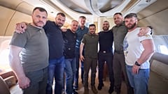 Ukrayna Devlet Başkanı Vladimir Zelenskiy Azov komutanları ile birlikte döndü
