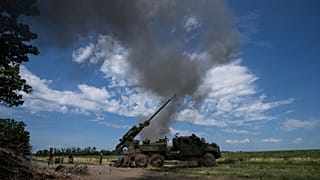 Ukrayna'da bir obüs, Bakhmut kenti yakınlarındaki Rus mevzilerine doğru ateş açıyor. 7 Temmuz 2023