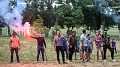 Activistas de extrema derecha perturban el ayuntamiento mientras la primera teniente de alcalde de Saint-Brevin-les-Pins, Dorothee Pacaud, es elegida alcaldesa de su municipio.