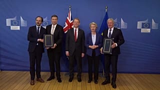 Csoportkép az egyezmény aláírását követő sajtótájékoztató után Brüsszelben, 2023. július 9-én