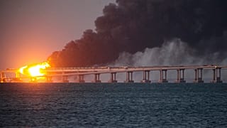 A lángokban álló hídról 2022. október 8-án készült felvétel