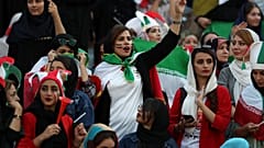 مشجعات إيرانيات في ملعب أزادي في طهران