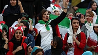 مشجعات إيرانيات في ملعب أزادي في طهران