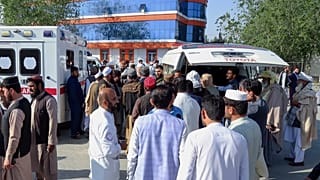عائلات أفغانية تتسلم جثث أقاربهم الذين لقوا حتفهم أثناء تهريبهم إلى بلغاريا، في مطار كابول الدولي في كابول، أفغانستان، 24 مايو 2023.