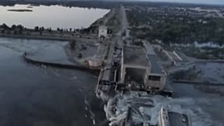 A gátrobbantás után készült herszini videofelvétel képkockája
