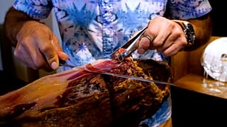 Alors que le changement climatique met en danger certaines spécialités culinaires, les producteurs se mobilisent pour s'adapter et préserver les traditions.
