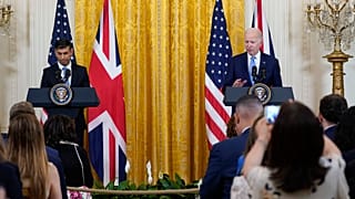 Biden discute bombas de fragmentação e alterações climáticas em Londres
