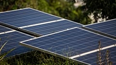 Solarzellen auf einem Dach in Rio de Janeiro