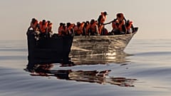 Illegális bevándorlók egy csónakon az Olaszországhoz tartozó Lampedusa sziget közelében