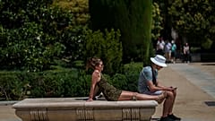 Temmuz 2023'te Madrid'de sıcak bir yaz gününde bir çift parkta dinleniyor.