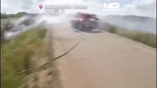 Imagen de los bomberos bombardeados mientras apagaban un fuego