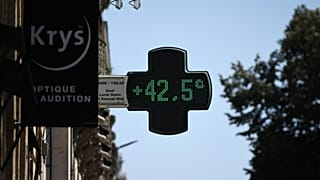 Fransa'nın güneyindeki Toulouse kentinde 17 Temmuz 2022 tarihinde çekilen fotoğrafta, sıcaklık 42,5 derece olarak görülüyor