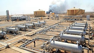 منظر عام لمصفاة نفط في منطقة الرميلة الجنوبية، العراق