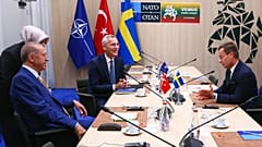 Le secrétaire général de l'OTAN, Jens Stoltenberg, au centre, s'entretient avec le président turc Recep Tayyip Erdogan, et le Premier ministre suédois Ulf Kristersson