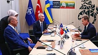 Le secrétaire général de l'OTAN, Jens Stoltenberg, au centre, s'entretient avec le président turc Recep Tayyip Erdogan, et le Premier ministre suédois Ulf Kristersson
