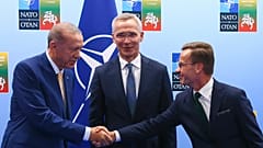 El presidente turco, Recep Tayyip Erdogan, da la mano al primer ministro sueco, Ulf Kristersson, en presencia de Jens Stoltenberg