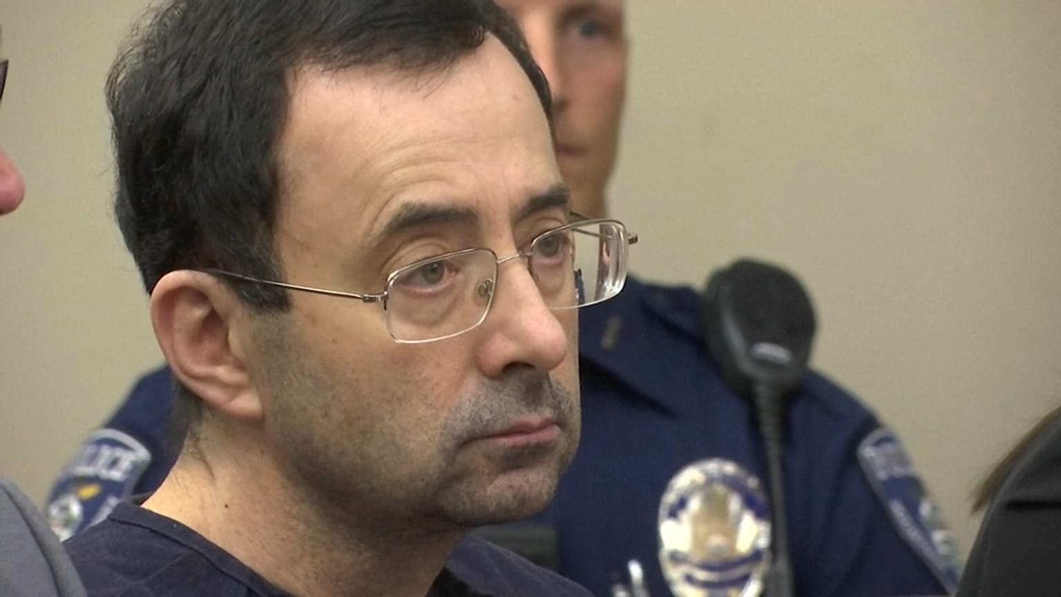 Larry Nassar, exmédico de un equipo gimnasia, condenado por agredir sexualmente a más de 100 mujeres,