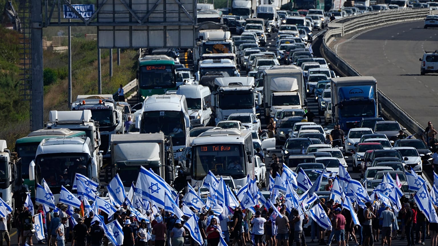 L'autostrada Tel Aviv-Haifa bloccata dai manifestanti