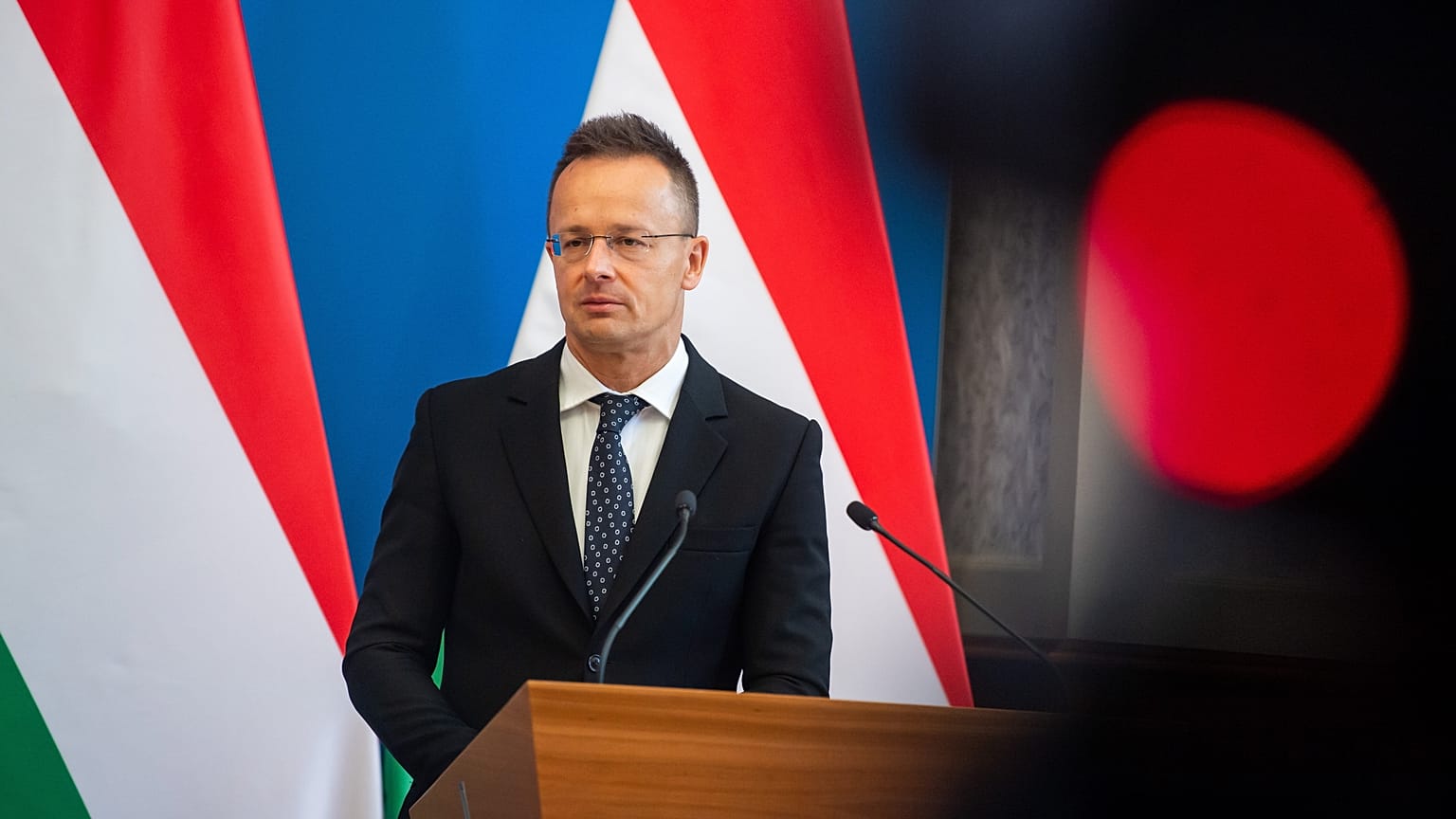 Szijjártó Péter a Szaíd Mohamed Ahmed al-Szakri ománi gazdasági miniszterrel tartott sajtótájékoztatón július 6-án