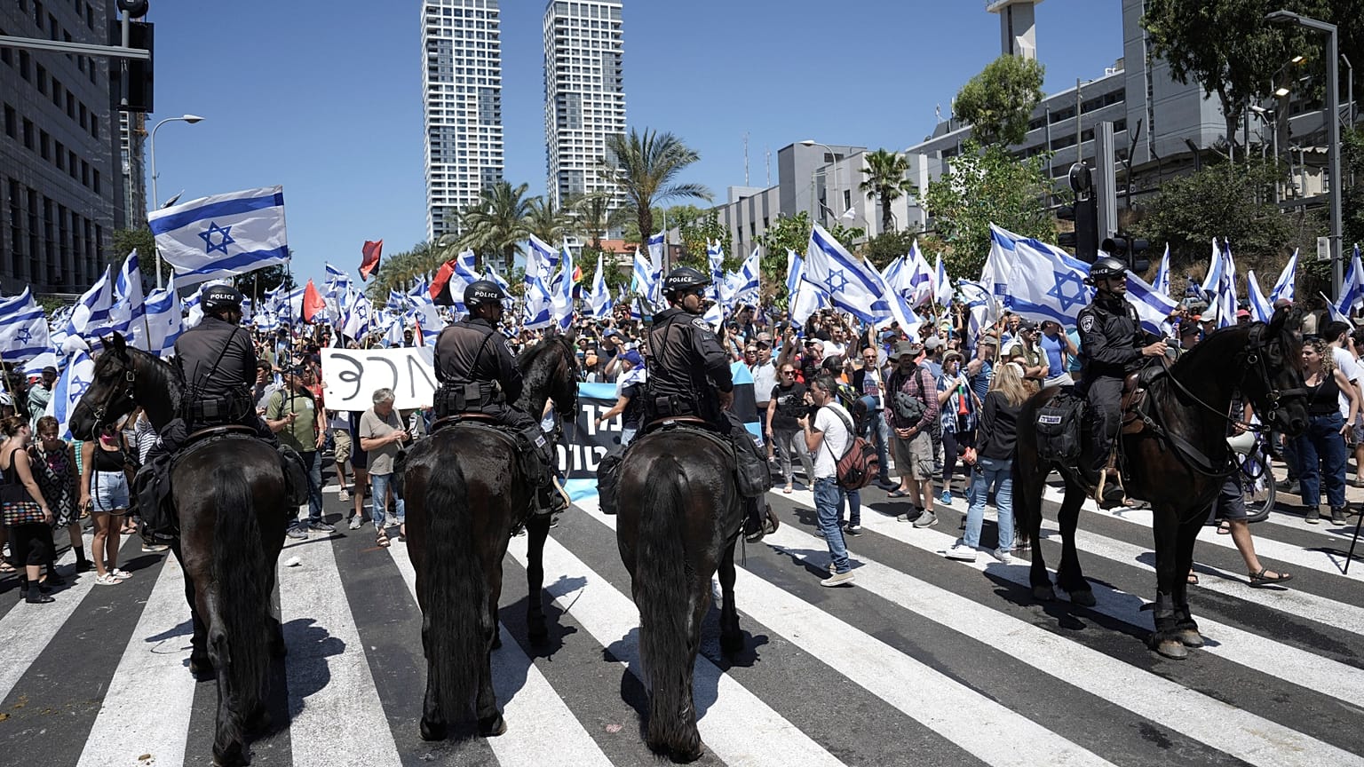 Tel Aviv'de protestolar için güvenlik önlemleri artırıldı