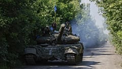 Ukrán katonák egy T-64-es harckocsi tetején Bahmut közelében