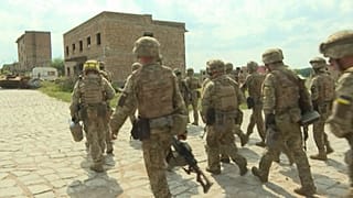 Ukrán katonák a lengyelországi francia kikézőbázison