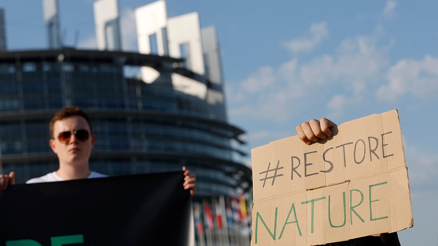 Manifesation devant le Parlement européen à Strasbourg pour défendre la loi restauration de la nature