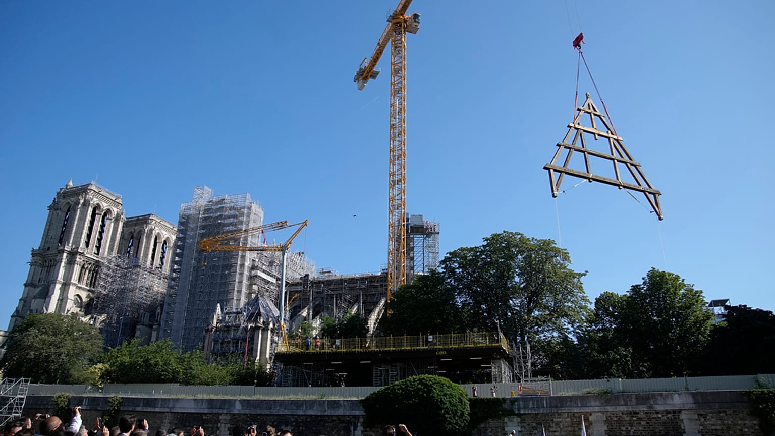 Helyére kerül a Notre-Dame új tetejét tartó fakeret középső eleme 