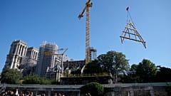 Helyére kerül a Notre-Dame új tetejét tartó fakeret középső eleme 