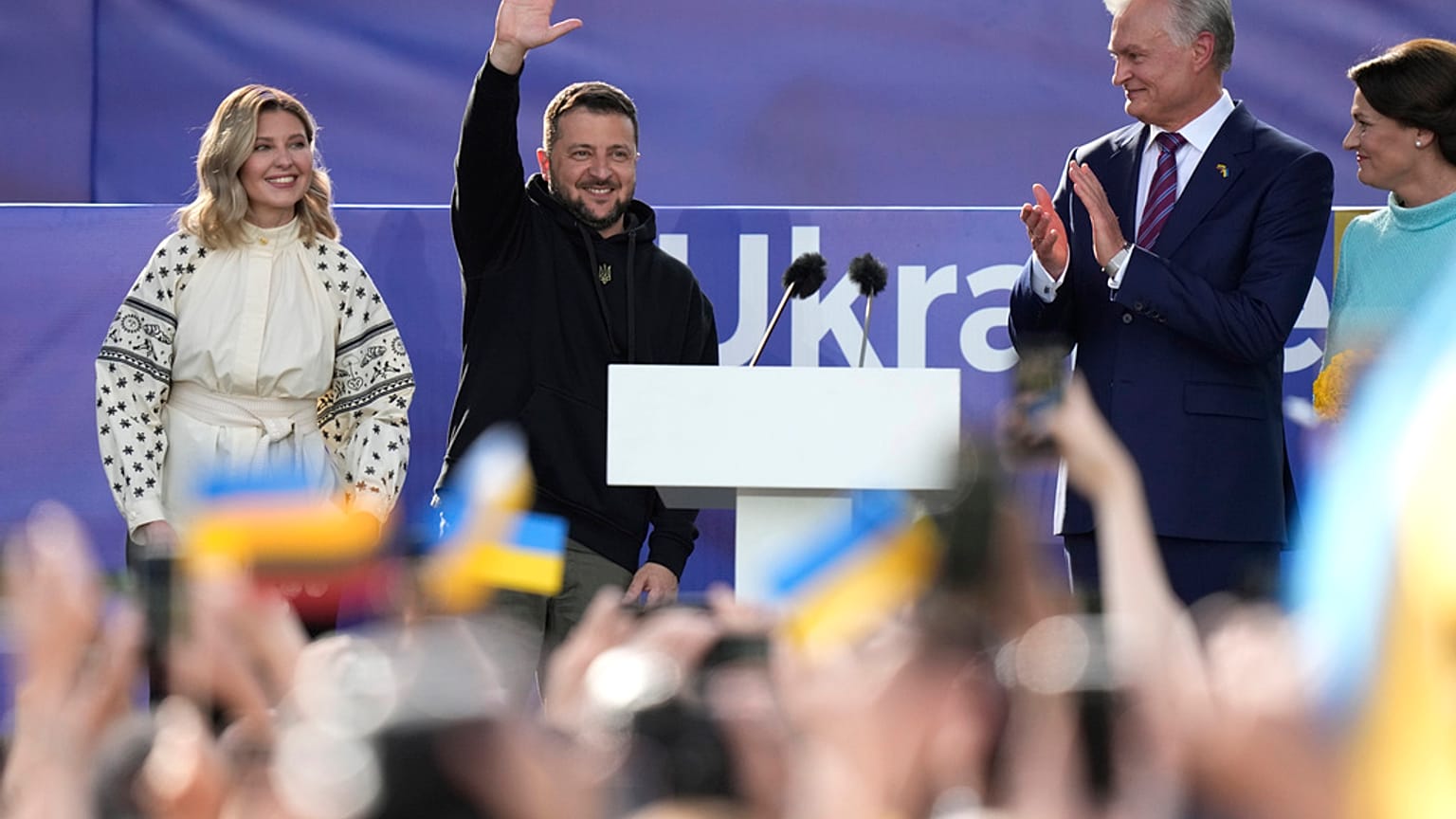 Volodymyr Zelensky s'adresse à la foule à Vilnius, Lituanie, le 11 juillet 2023