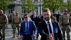 Wolodymyr Selenskyj nach seiner Ankunft in Vilnius inmitten seiner Leibwächter
