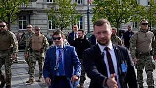 Wolodymyr Selenskyj nach seiner Ankunft in Vilnius inmitten seiner Leibwächter