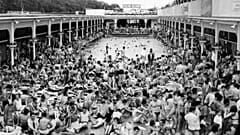 Os parisienses desfrutam da piscina "Deligny" durante uma vaga de calor em Paris, França. 16 de junho de 1957