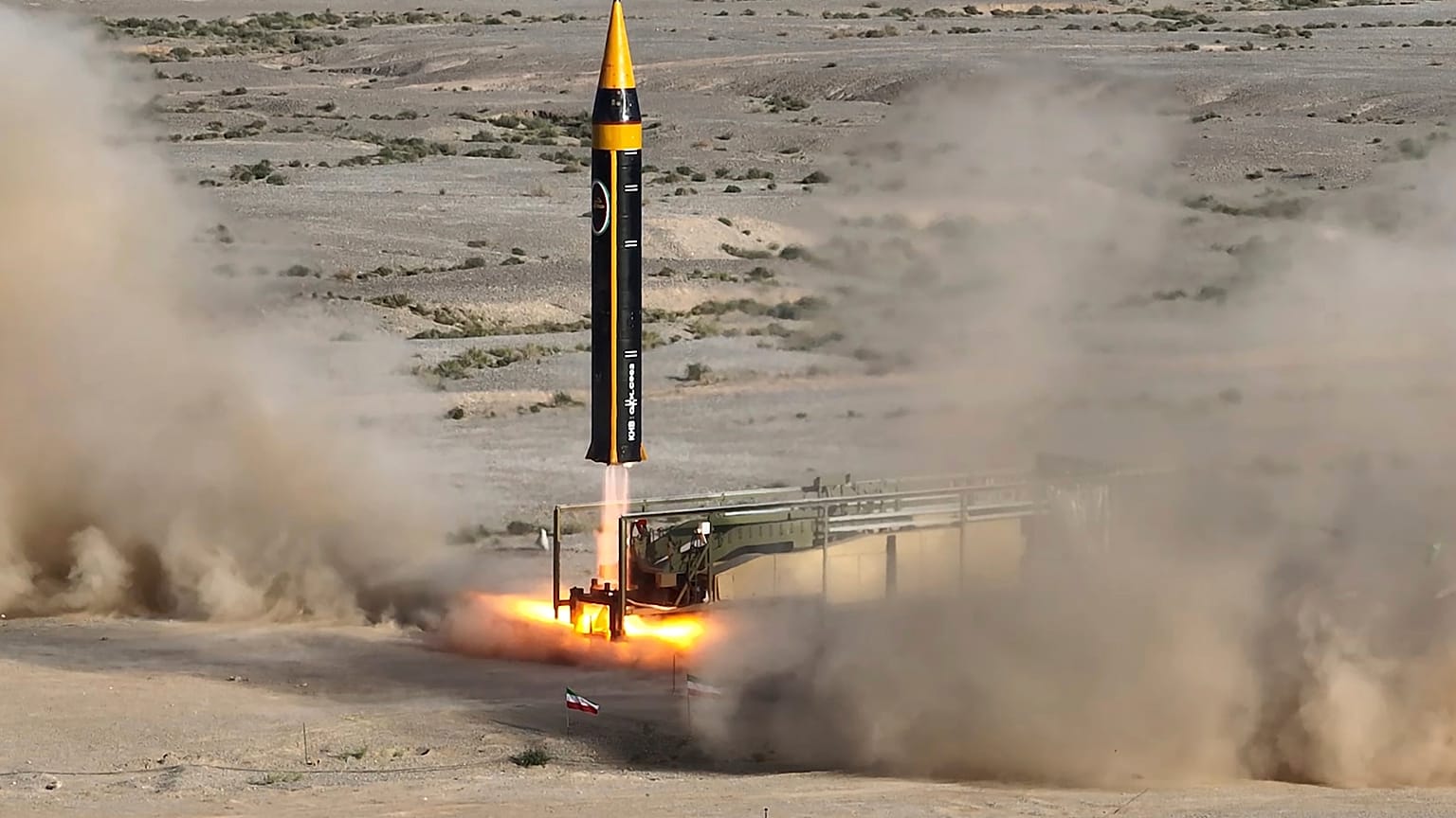 وزارة الدفاع الإيرانية تكشف عن صاروخ باليستي جديد.. "خرمشهر 4" يدخل الخدمة 