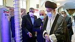Der Oberste Religionsführer des Irans, Ayatollah Ali Khamenei, besucht eine Ausstellung über die nuklearen Errungenschaften seines Landes in Teheran