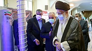 Der Oberste Religionsführer des Irans, Ayatollah Ali Khamenei, besucht eine Ausstellung über die nuklearen Errungenschaften seines Landes in Teheran