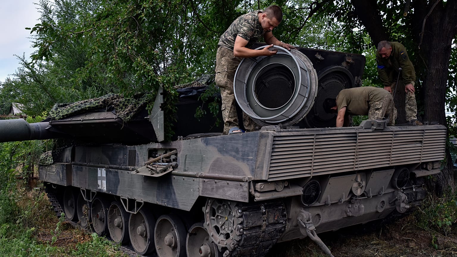 Un soldat de l'AFU répare un char Leopard 2 dans la région de Zaporizhzhya, juin 2023.