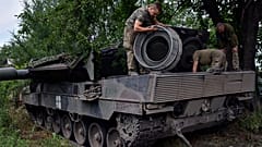 Ein AFU-Soldat repariert einen Leopard 2-Panzer in der Region Saporischschja, Juni 2023.