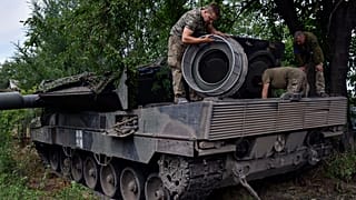 Un soldat de l'AFU répare un char Leopard 2 dans la région de Zaporizhzhya, juin 2023.