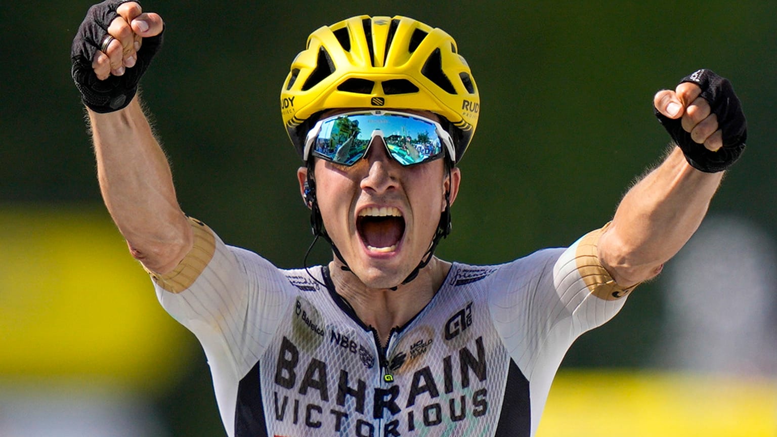 El español Pelle Bilbao cruza la línea de meta y gana la décima etapa del Tour de Francia