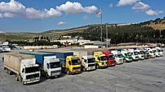 Az ENSZ segélycsomagjaival megrakott kamionok a török-szír határon