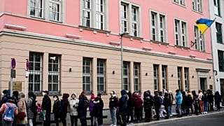 Жители Украины, в большинстве своем беженцы, спасающиеся от войны, стоят перед консульским отделом посольства Украины в Берлине, Германия, 1 апреля 2022 г.