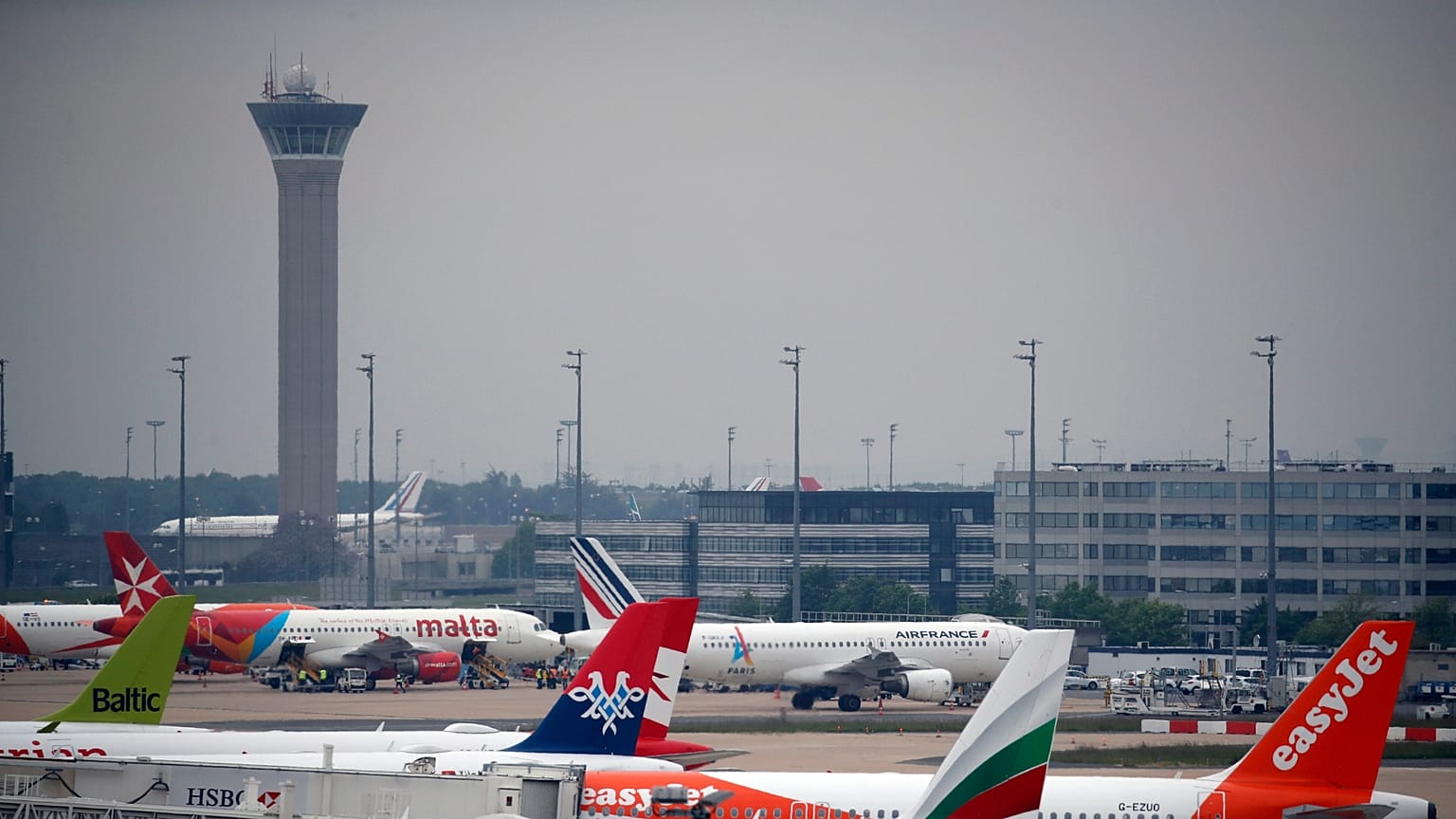 Aerei parcheggiati sulla pista dell'aeroporto Charles de Gaulle di Parigi, a Roissy, vicino a Parigi.