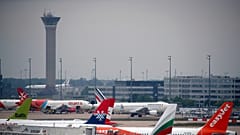 Aviões estacionados na pista do aeroporto Charles de Gaulle, em Roissy, perto de Paris.