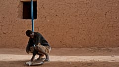 مهاجر من جنوب الصحراء على الحدود الجزائرية