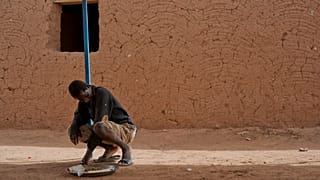 مهاجر من جنوب الصحراء على الحدود الجزائرية