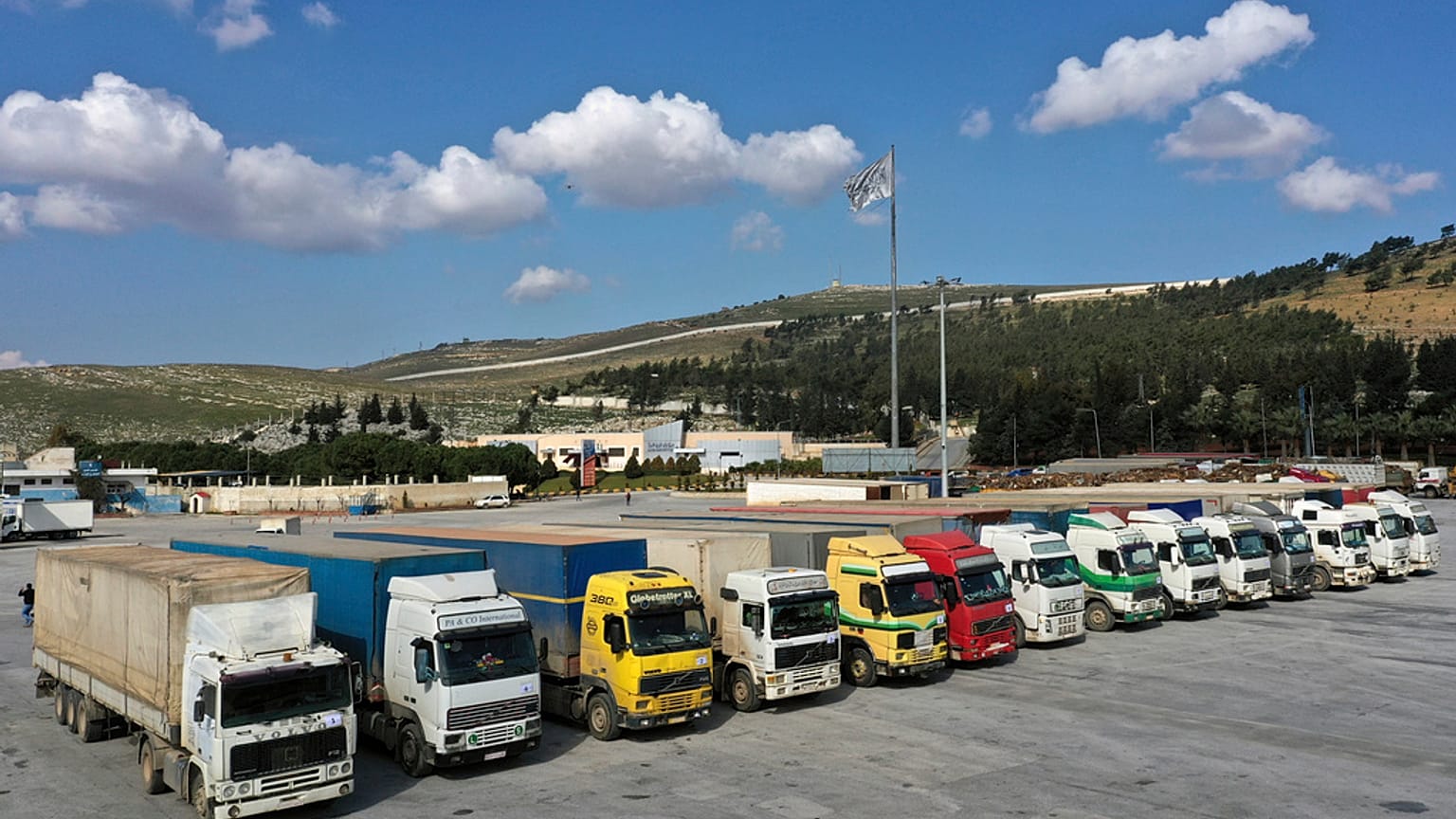  Camiões carregados com ajuda humanitária das Nações Unidas para a Síria após terramoto, no posto fronteiriço de Bab al-Hawa, em fevereiro.