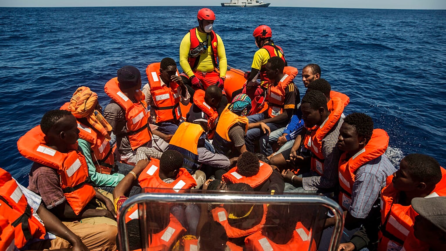 صورة من الارشيف- فريق من المنظمة الإسبانية  غير الحكومية Proactiva Open Arms ينقذ مهاجرين شمال صبراتة، ليبيا.