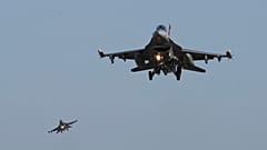 FILE - Az amerikai légierő F-16-os vadászrepülőgépei repülnek az Osan amerikai légibázis felett 2017\. december 4-én.