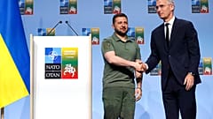 Der ukrainische Präsident Wolodymyr Selenskyj (l.) und Nato-Generalsekretär Jens Stoltenberg
